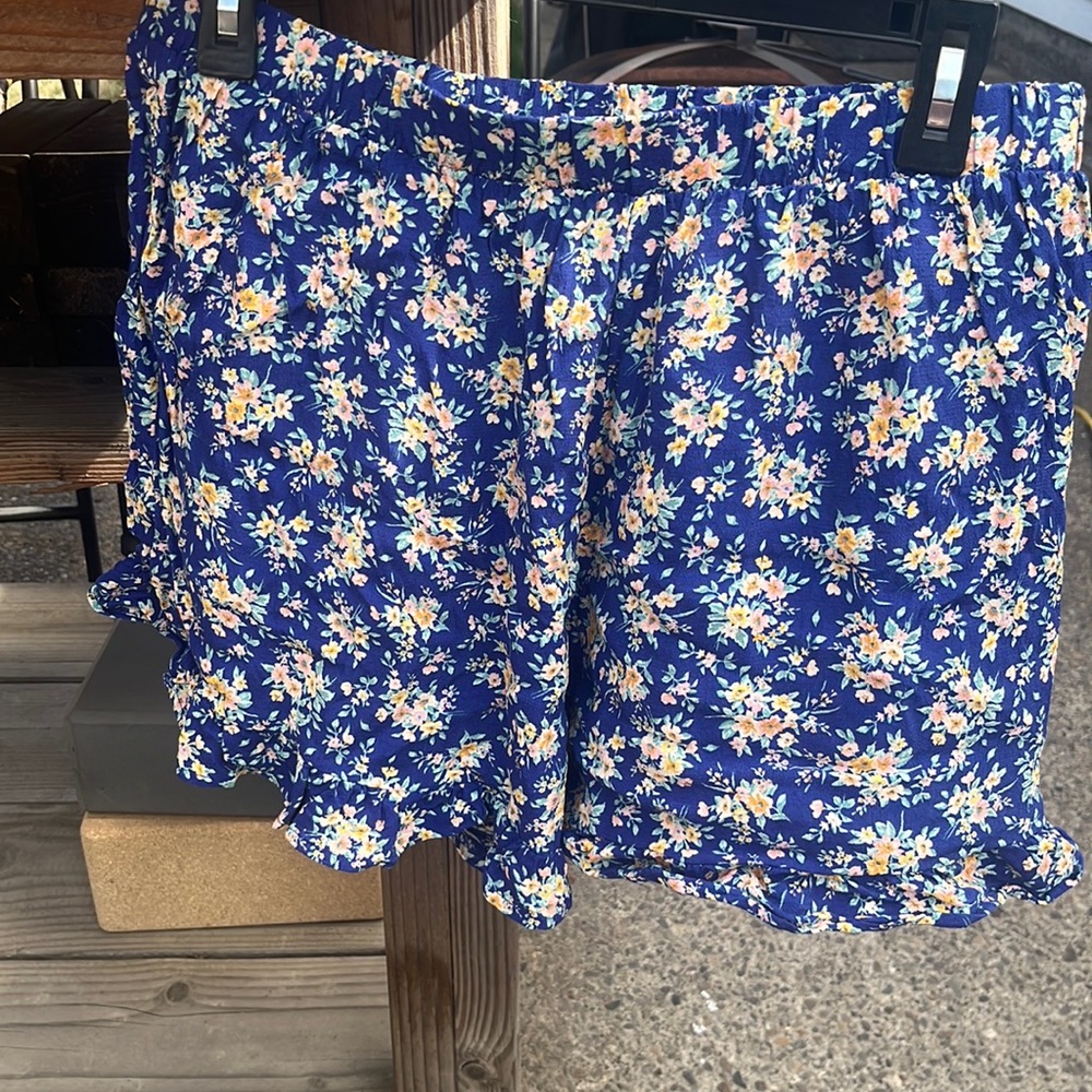 Elastic waistband floral shorts